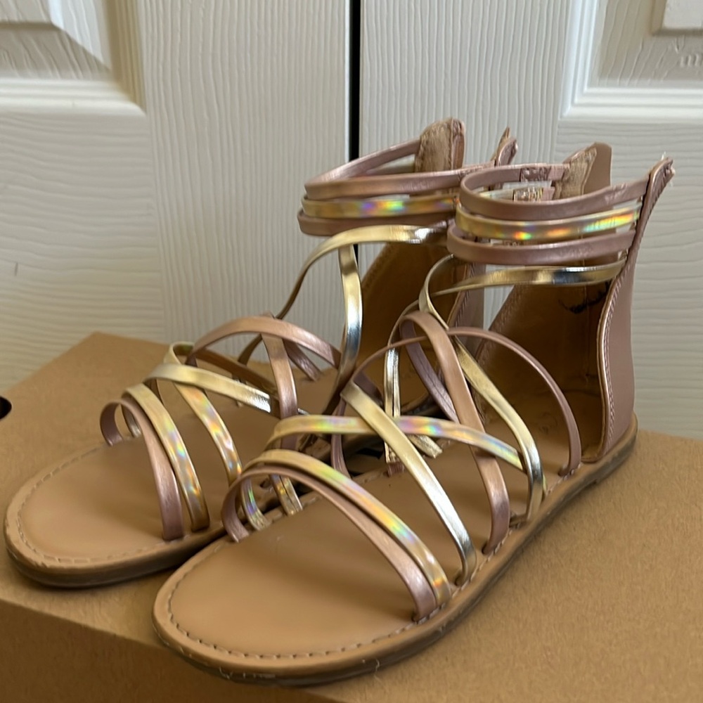 Adorable dress shoes. Great in warmer seasons!
